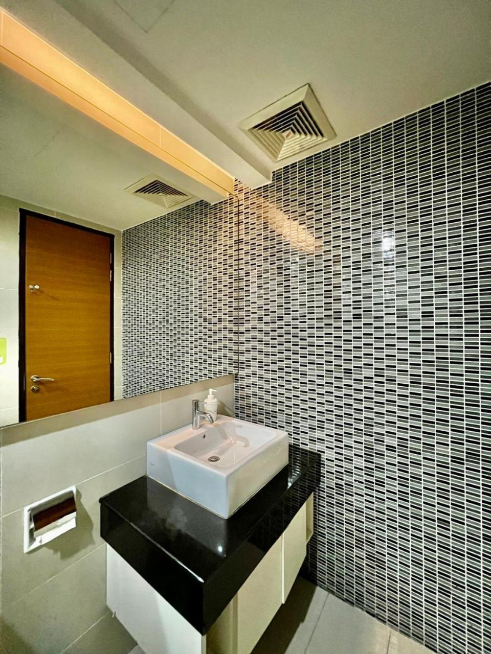 Couple Suite At Casa Residency 5 Mins Walk To Lrt, Jalan Alor & Bukit Bintang Куала Лумпур Екстериор снимка